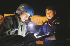 裕带王映斯来到图书室